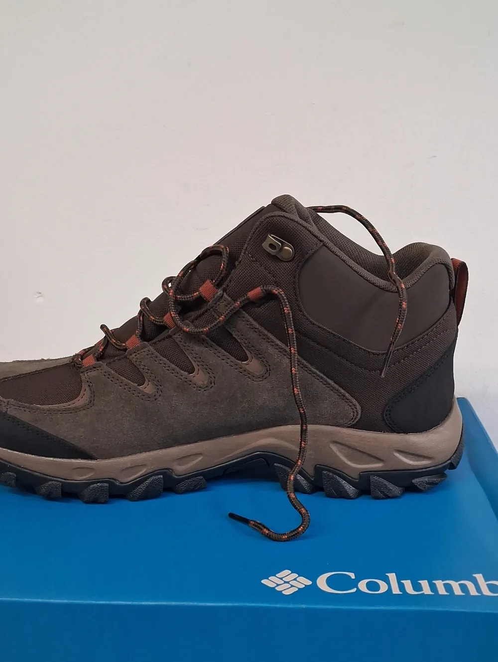 NWT Mens Columbia Outlander Crest Waterproof Boots